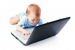 baby op laptop